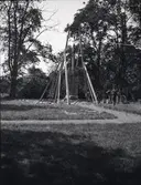 Minnesstenen reses med träställning. Stenen restes som ett minne över att det var 300 år sedan den första Hammarskjöldaren Peder Michlisson adlades.