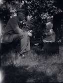 Hugo Hammarskjöld och ett litet barn sittandes.