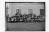 Knarsta skolan, skolbarn och lärare.Skolbyggnad i bakgrunden.S.J. Andrén