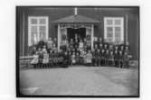 Hagaby skola, 53 skolbarn med skollärare Hektor.