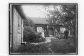 Byggnad, 5 personer.
Parstuga och uthus.
Aug. Öberg