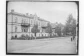 Tvåvånings hyresfastighet, hörnhuset Fabriksgatan-Rudbecksgatan, byggt 1898.
Nordfors.