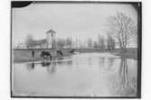 Täby kyrka, Täbyån, och bron.Beställningsnr. TÄ-101.