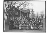 Tysslinge skola och kyrkan, skol- och kyrkobyggnad.
Skolbarn och folkskollärare Axel Holmberg.