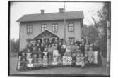 Vivalla skola, Örebro.
Skolbyggnad, skolbarn med lärare framför byggnaden.
Fröken Sjögren
(Byggnaden har även varit vandrarhem på 1950-talet och ligger där Författargatan 10 ligger idag)
