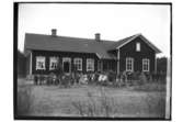 Bäcketorps skola, skolbyggnad och skolbarn.
Theres Arvidson.