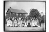 Lännäs skola, tvåvånings skolbyggnad, 60 skolbarn.Rickard Wallin.