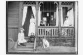 6 personer och en hund, på verandan.Fru Elsa Roth