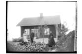 Bostadshus, familjegrupp 3 personer.
Karl Andersson, hans mor och hans hustru Anne Andersson.
Huset byggdes 1894.