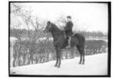 En ryttare till häst. Josef Forsgren, född 1881 på Landåsen, i Mosjö socken. Han var son till Kristina Andersson, och bror till Gerard och David Landè. Hans föräldrarhem, 