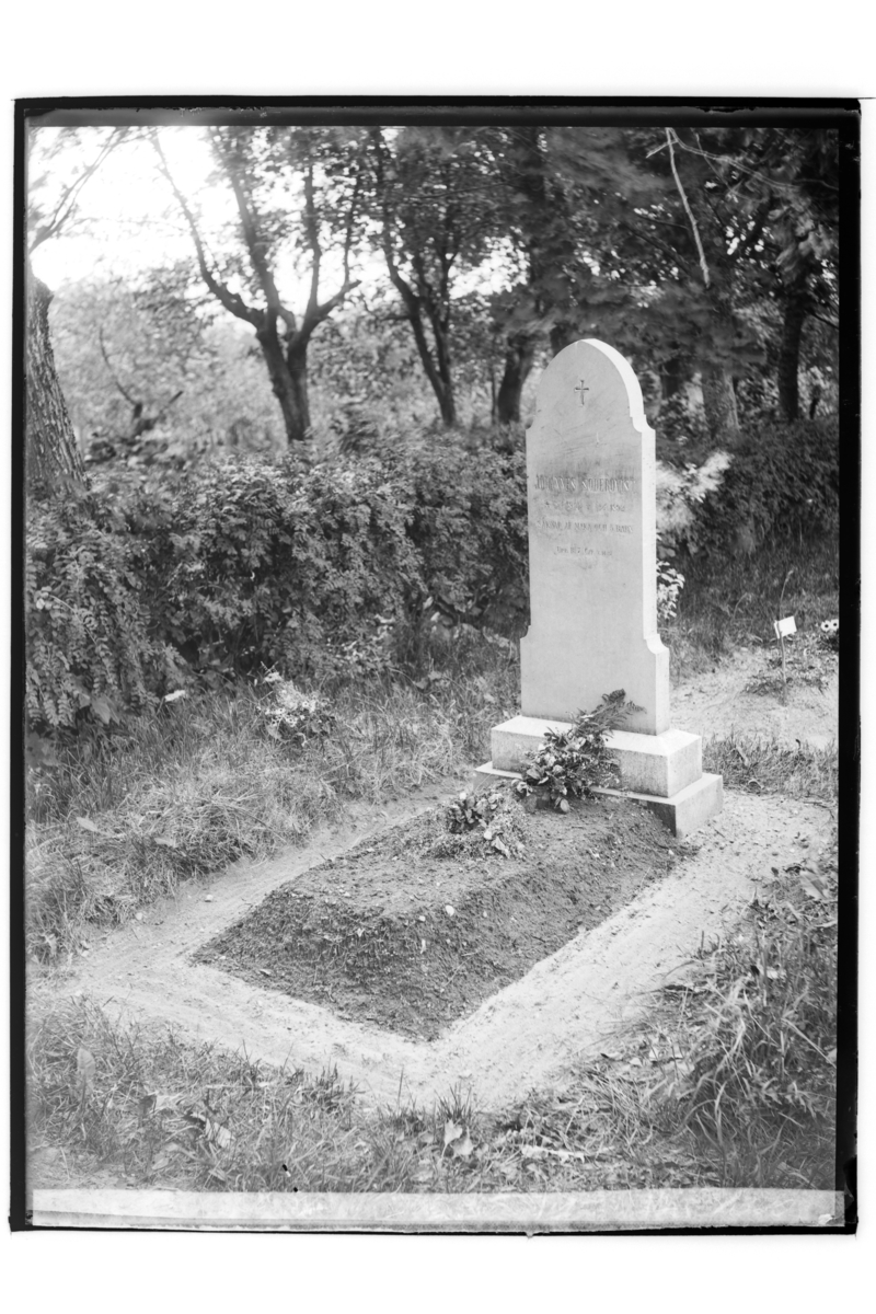 Samuel Lindskog, Ekeby, Almby kyrkogård, Almby socken. Gravsten Oskar Söderkvist.