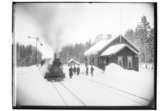 Marks Järnvägsstation, Almby socken
En och en halv plans stationsbyggnad.
Ånglok, 6 personer.