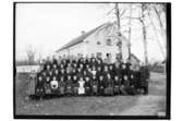 Knarsta skolan, skolbyggnad och 67 skolbarn.S. J. Andrén