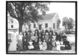 Rinkaby skola, 38 skolbarn, fröken och skolbyggnaden.
Fröken Beda Kruse.