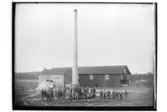 Grythems Ångsåg, ångmaskinhuset och magasinsbyggnad.
40 arbetare framför sågen.