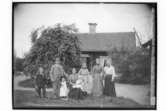 Envånings bostadshus, 8 personer framför huset.
E.H. Hallin.