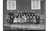 Hagaby skola, skolbyggnad, 26 skolbarn och skollärare Larsson.