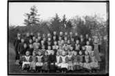 Egeby skola, 57 skolbarn och lärare.
Skollärare Filip Skeppstedt