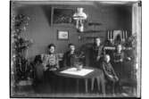 Rumsinteriör, familj 5 personer.
C.W. Bard