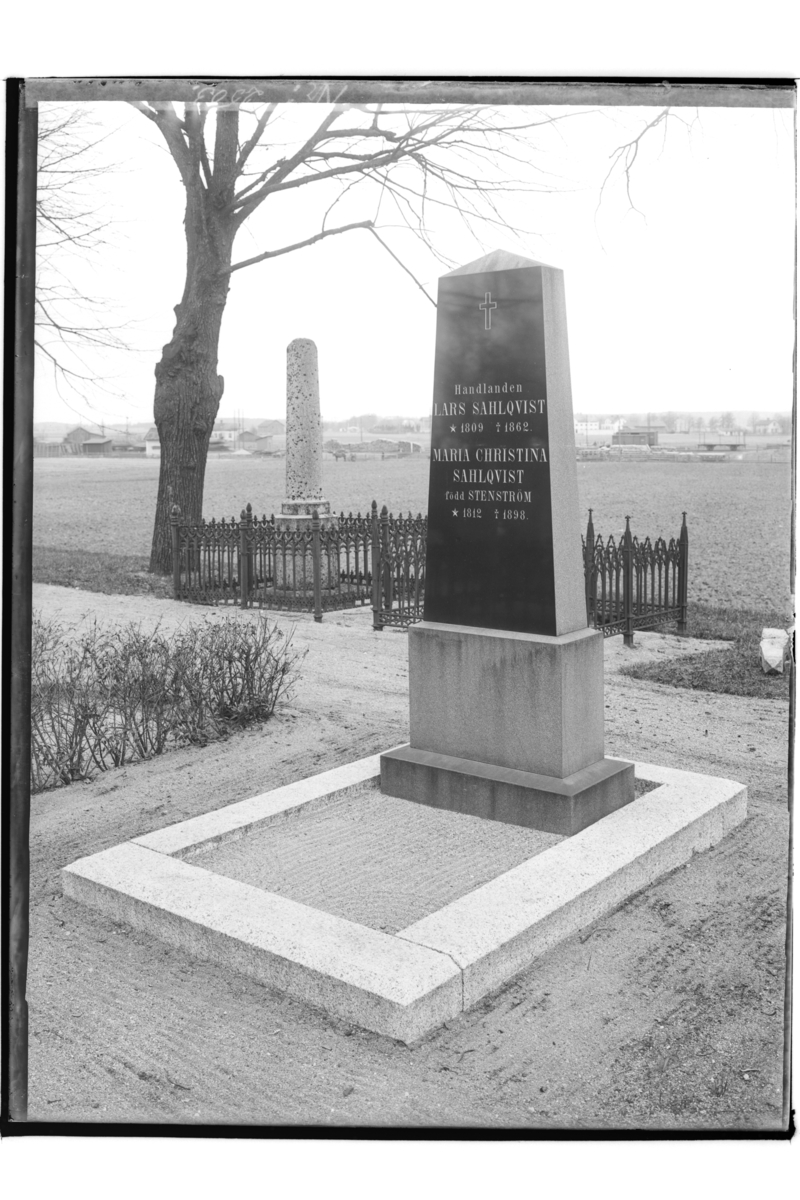 Samuel Lindskog, Cemetery, tombstone. Änkefru Bergöö The picture depicts Hilda Bergöös’s parental tombstone. Lars Sahlqvist (1809-1862) was a trader in Örebro and died in Örebro in 1862. His wife, Maria Christina Sahlqvist, born Stenström, (Maja Stina, 1812-1898), then lived in Hallsberg with Bergöös until 1898. Th…