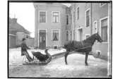 Tvåvånings bostadshus.Häst och släde, en man.Grosshandlare Aug. Nissen