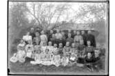 Pålsboda skola, 34 skolbarn med lärare.
Skollärare F.G. Krantz