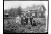 En och en halvplans bostadshus, 6 personer.
A. P. Olsson.
Från vänster: Maria Charlotta Larsdotter f.1873 d.1937, Anders Petter Olsson f.1868 d.1953, Lars Petter Jansson f.1838 d.1929,Ulrika Olsdotter f.1837 d.1913, Olov Persson f.1837 d.1923 och Maria Lovisa Gustavsdotter-Gadd f.1832 d.1912.