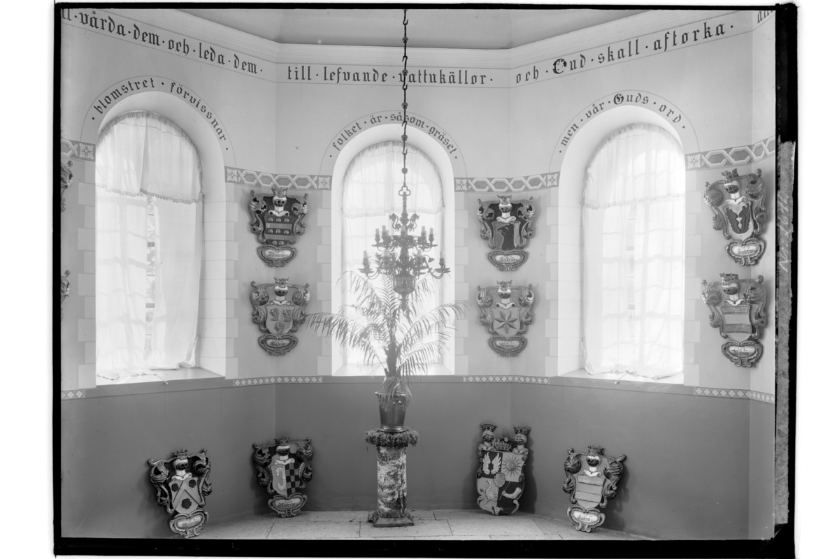 Samuel Lindskog, Kyrkan, interiör. Leijonhuvuds gravkor. Pastor Nyrén