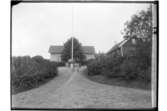 Två st. bostadshus.
En man med häst.
A. Lindström