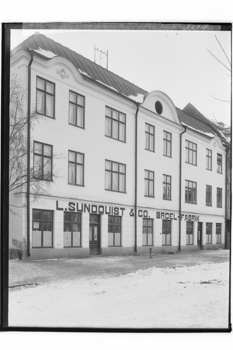 Samuel Lindskog, L. Sundquist & Co. Organ factory, three-storey residential building with a roof hood.