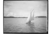 Segelsällskapets första segling i juni 1908 på Hjälmaren.
Segelbåt.