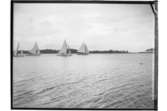Segelsällskapets första segling i juni 1908 på Hjälmaren.
4 segelbåtar.