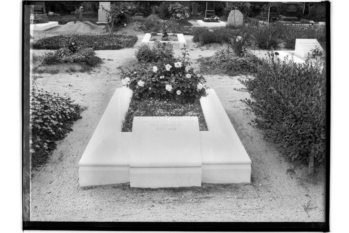 Samuel Lindskog, Kyrkogården, gravsten. Arkitekt M. Dahlander, Alnängsgatan 2A, Örebro.