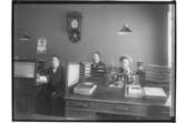 Sko & Läder, kontorsinteriör, 2 män och en kvinna.
Grosshandlare Emil Edling