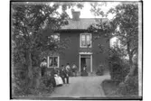 Örebro söder, Krontorp
Tvåvånings enkelstuga ( Kungsstugan), 6 personer framför stugan.
Byggmästare Ljungvall