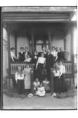 Grupp 18 personer på verandan, på trappan.Kortet tagit vid Holmbergs villa, Örebro.Edvin Rådberg