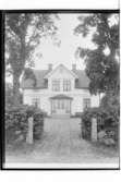 En och en halvplans bostadshus.C. E. Gustafsson