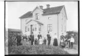 En och en halvplans bostadshus, 15 personer.
Karl Lindin