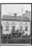 En och en halvplans villa, en man på balkongen.
Hugo Hedberg