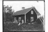 Steninge, Sundveda torp.Envånings bostadshus, sex personer och en hund framför huset.Uppland