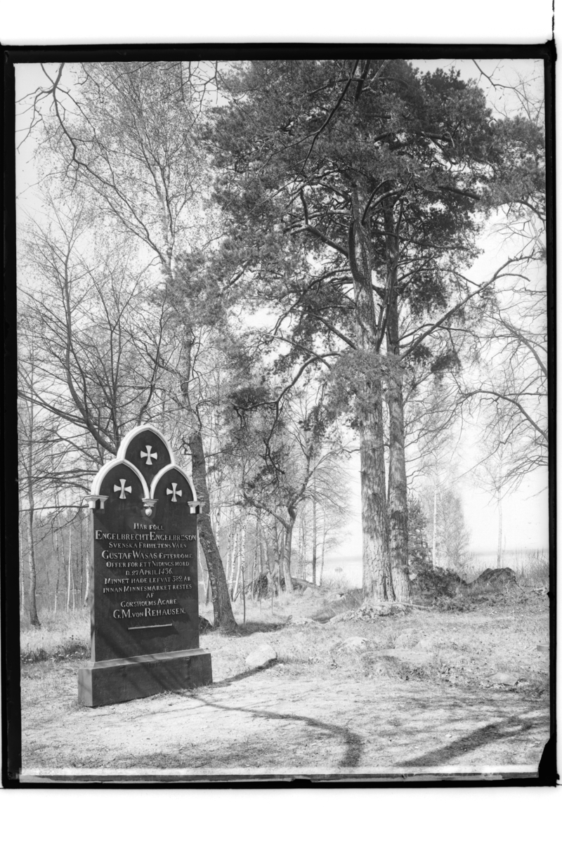 Samuel Lindskog, Engelbrektsholmen. Engelbrektsmonumentet med följande text: 'Här föll Engelbrekt Engelbrektsson. Svenska Frihetens Värn. Gustaf Vasas Efterdöme. Offer för ett Nidings mord. Den 27 April 1436. Minnet hade levat 382 år, innan Minnesmärket restes av Göksholms ägare G.M. von Rehausen. Beställningsnr. S…