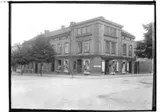 Tvåvånings stenbostadshus.
Hörnfastighet, Stortorget 6 - Köpmangatan 7.
Affärslokaler i bottenplanet.