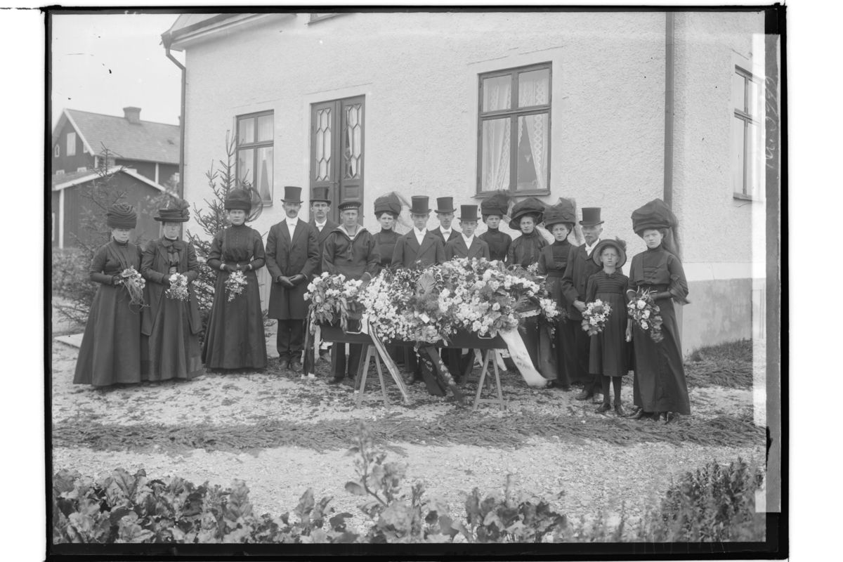 Samuel Lindskog, Begravning, likkista med kransar och anhöriga. Reparatör A. Eriksson Örebro Pappersbruk, Almby socken.