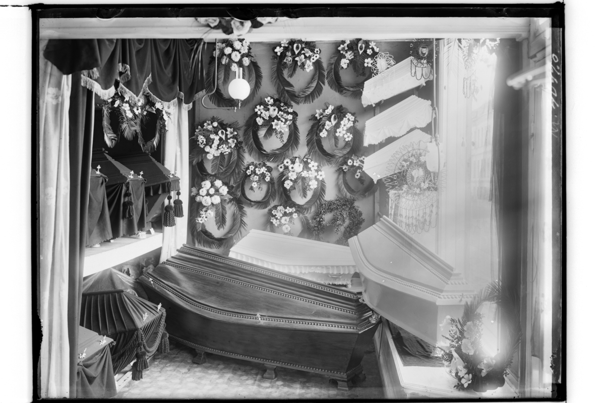 Samuel Lindskog, Örebro Funeral agency, business interior, grave wreaths and corpses. Holder: Mathilda Sjöqvist
