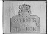 Örebro Läns Museum, Slottet.
Hugo Hedberg.
Järnskylt med följande text: 'Sveriges Första Stål-ugn'.