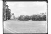 Oskarsparken.
Kortet är taget åt vänster mot Stortorget.
Flickskolan och ett fyrvånings stenhus till vänster.