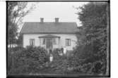 Hildingsgård, Örebro norr.Envånings bostadshus med glasad veranda, 6 personer framför huset.Fru Augusta Sandberg.