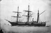 Fartyget Vega ”Ett noggrant fotografi av Vega, en bild av tekniskt hög kvalitet, som Palander tagit på isen i Pitlekai. Bilden är den enda tagen av fartyget under övervintringen.” Från Vegaexpeditionen 1878-1880.