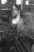 Ekensbergs varv; verkstadsinteriör; svetsare i arbete