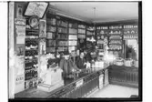 Ev. Hanssons Speceriaffär, affärsinteriör, 3 expediter.